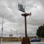 Alcázar Rinde Homenaje a Isidro Parra con la Inauguración de una Veleta Conmemorativa en la Rotonda del Cementerio