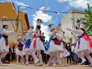 Belinchón Concluye la Celebración de los 330 Años de su Cristo Arrodillado y Prepara a sus Danzantes