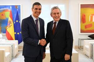 Pedro Sánchez se encuentra con Gordon Brown para&hellip;
