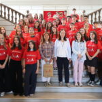 Rosa Melchor da la bienvenida en el Ayuntamiento de Alcázar de San Juan a estudiantes de intercambio del colegio parisino La Bruyère Sainte-Isabelle