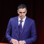 Sánchez expresa su pesar por el fallecimiento del diseñador José María Cruz Novillo, autor del emblemático puño y rosa del PSOE