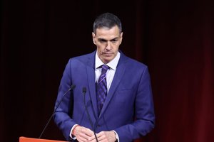 Sánchez expresa su pesar por el fallecimiento del diseñador José María Cruz Novillo, autor del emblemático puño y rosa del PSOE